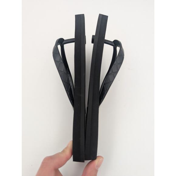 Stuart Weitzman Women's Embossed Flip Flop Thong Sandals Black Size US5 EU35.5 - Picture 7 of 11